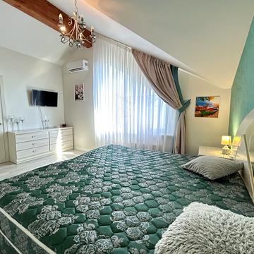 Кримська вул., 38