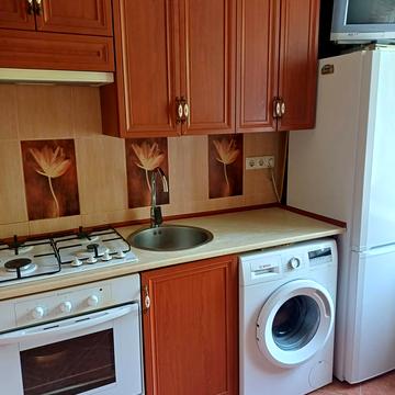 Дмитра Яворницького вул. (), 3