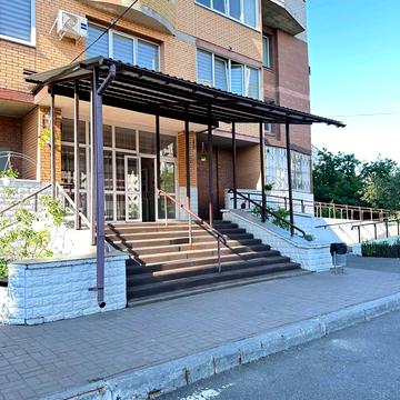 Анни Ахматової вул., 18