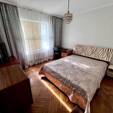 Йорданська вул. (Лайоша Гавро), 11
