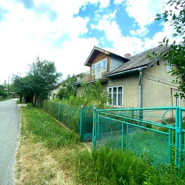Зарічна вул., 2