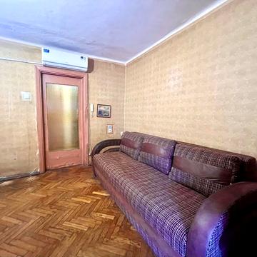 Космонавтів вул., 27/4