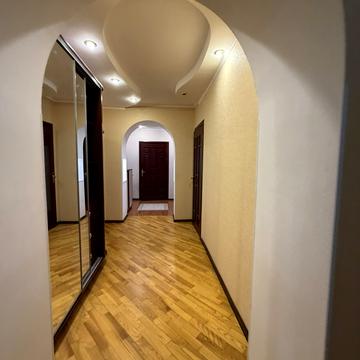 Анни Ахматової вул., 31
