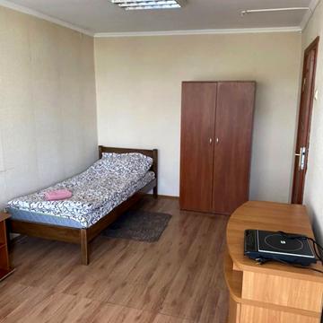 Євгена Коновальця вул. (), 105