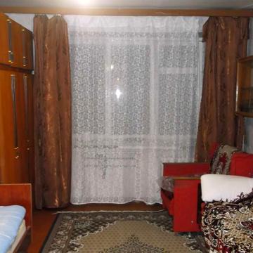 Героїв України вул. (Героїв Сталінграду), 1