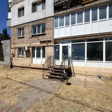 Будівельників вул., 10
