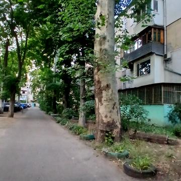 Космонавтів вул., 62