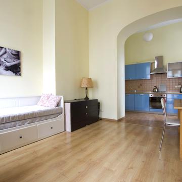 Рейтарська вул., 25
