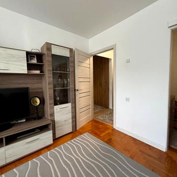 Леся Курбаса вул., 4
