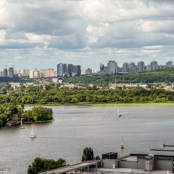 Дніпровська набережна вул., 25