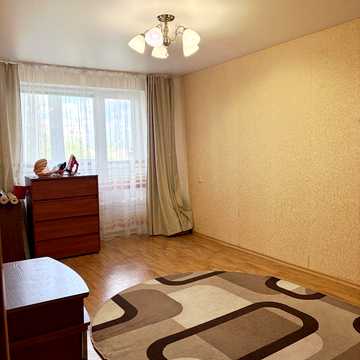 Космонавтів вул., 77