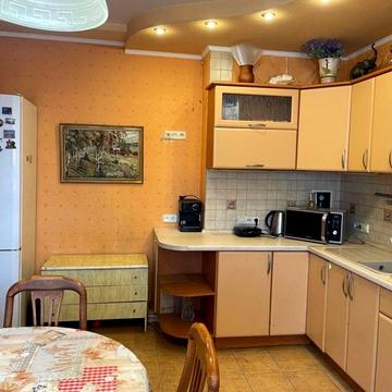Академіка Булаховського вул., 5-Б