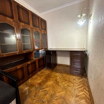 Мілютенка вул., 3