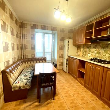 Хмельницька вул., 10
