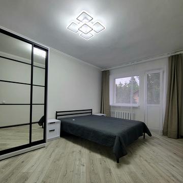 Степана Бандери пров., 32