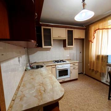 Космонавтів вул., 64а