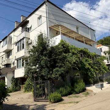 Полтавська вул., 1