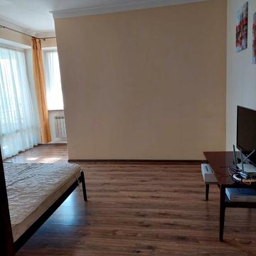Пасічна вул., 171