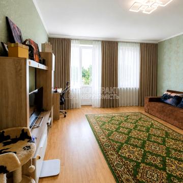 майдан Захисників України пл., 1