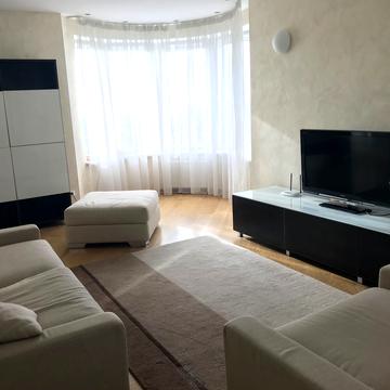 Дніпровська набережна вул., 26