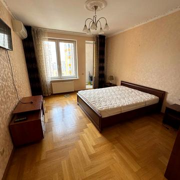 Валерія Лобановського просп. (Червонозоряний), 4-В