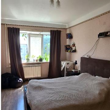 Братиславська вул., 18