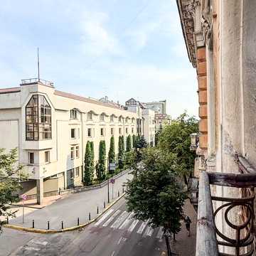 Михайла Грушевського вул., 12