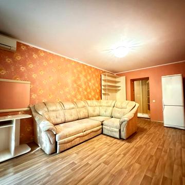 Космонавтів вул., 64а