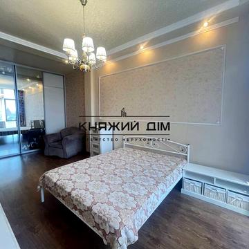 Володимира Івасюка просп. (Героїв Сталінграду), 8-А