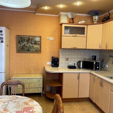 Академіка Булаховського вул., 5-Б