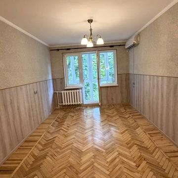 Космонавтів вул., 48