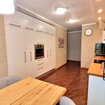 Валерія Лобановського просп. (Червонозоряний), 4-Б
