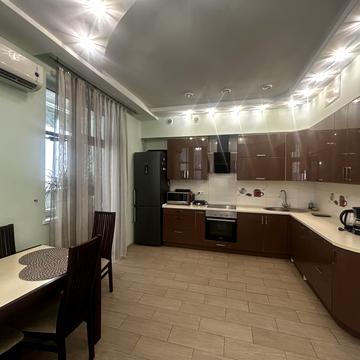 Академіка Корольова вул., 5/4