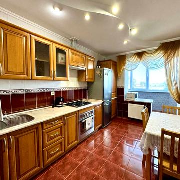 Академіка Корольова вул., 24