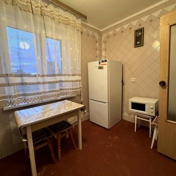 Анни Ахматової вул., 8