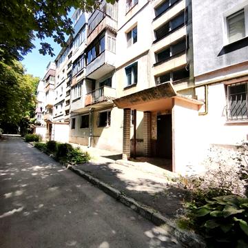 Каштанів вул., 8