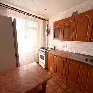 Нижньосироватська вул., 37