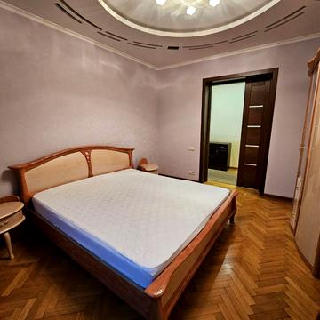 Академіка Булаховського вул., 32