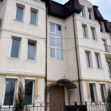 Академіка Корольова вул., 33