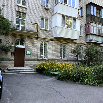 Ялтинська вул., 14