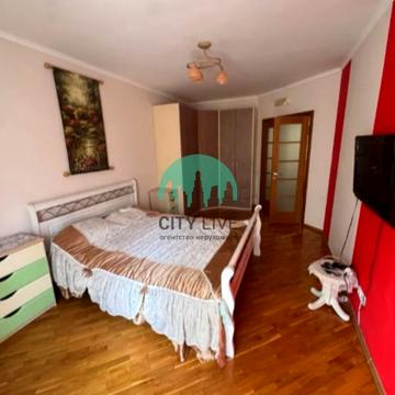 Євгена Коновальця вул., 80