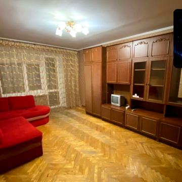 Поліська вул., 1
