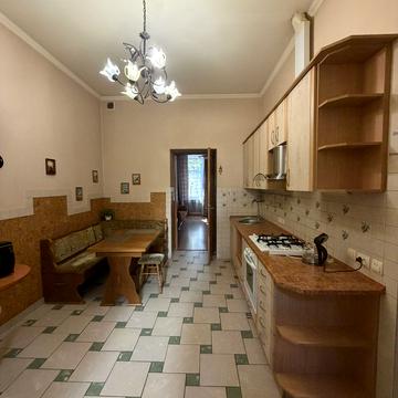 Патріарха Димитрія Яреми вул. (Антона Чехова), 3