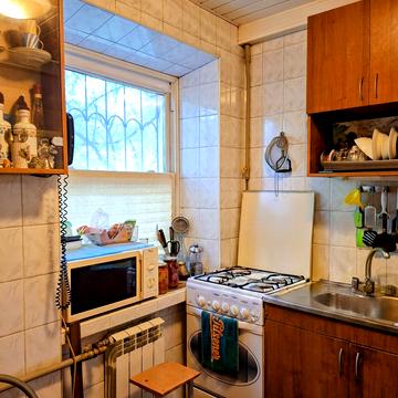 Лабораторна вул., 28