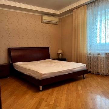Дарницький бульв., 8