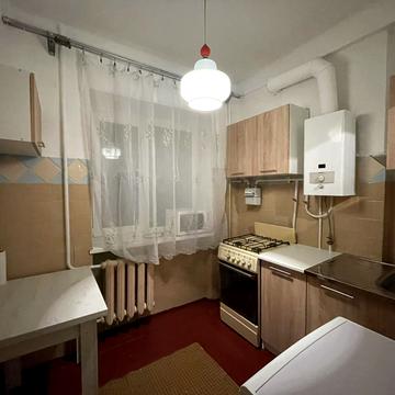 Космонавтів вул., 6