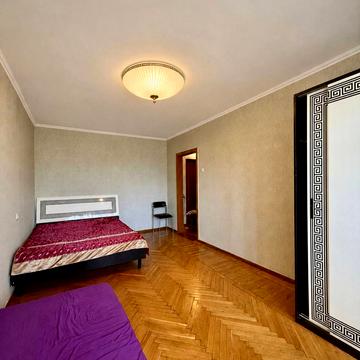 Академіка Корольова вул., 72