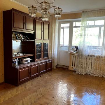 Космонавтів просп., 73