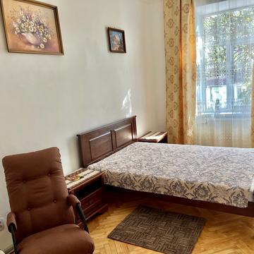 Шпитальна вул., 8