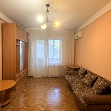 Богатирська вул., 8
